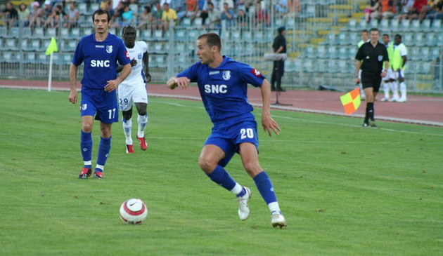 Fotbal_Romania's tweet photo. Dobrogeanul stabilit în Anglia cu o carieră de peste 100 de meciuri pentru FC Farul în perioada anilor 2000, cu care a jucat o finală de Cupă, a terminat pe locul 5 și a participat în Cupa UEFA Intertoto, fostul fundaș stânga împlinește 40 de ani. #fcfarul #liga1 #romania https://t.co/DFUyPhiDtZ