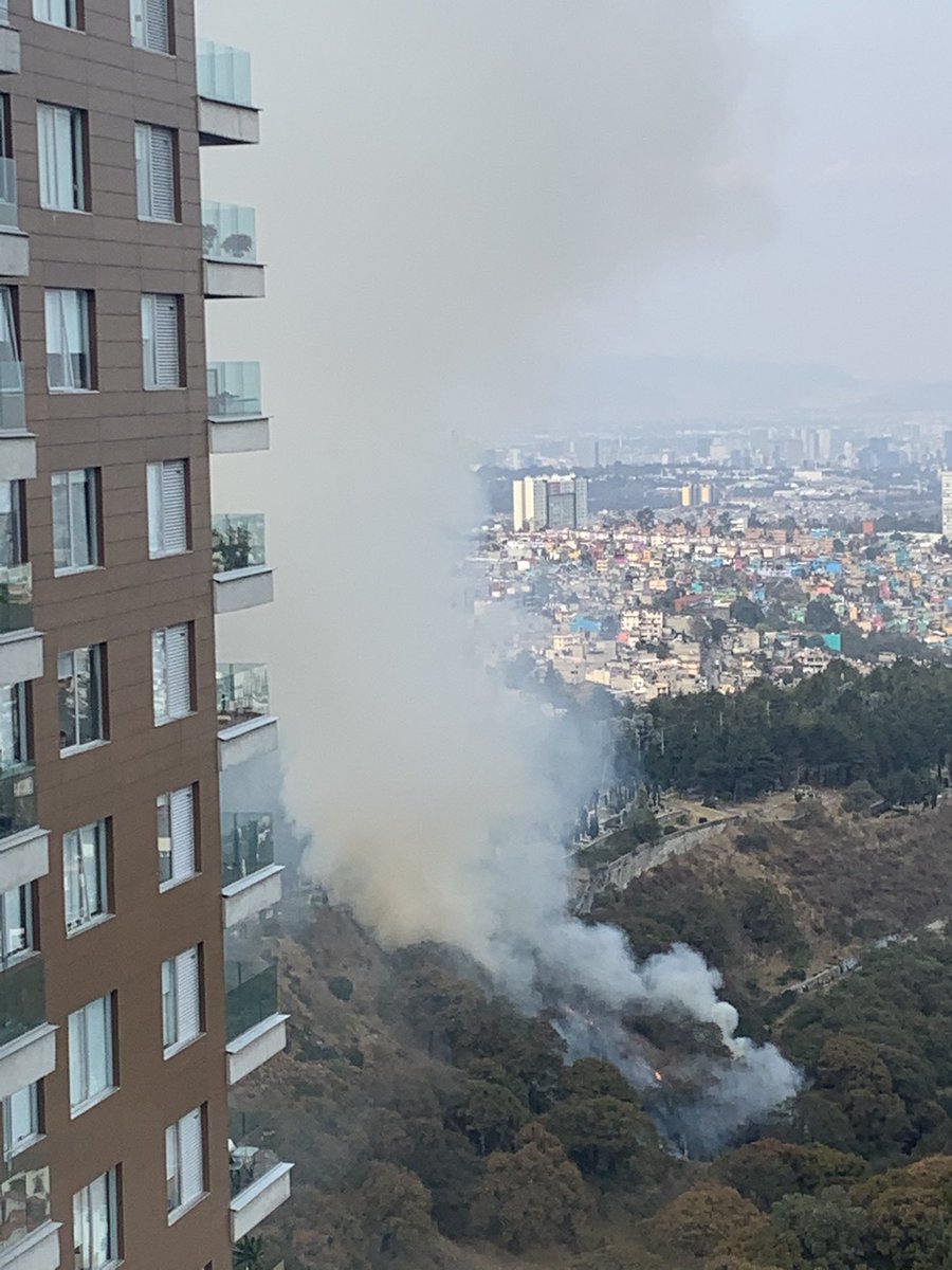 anacastrod's tweet photo. @Bomberos_CDMX hola. Hay un incendio cerca del Nuevo Panteón Jardín y no sé si ya lo están atendiendo. https://t.co/Ll6klhhAmf