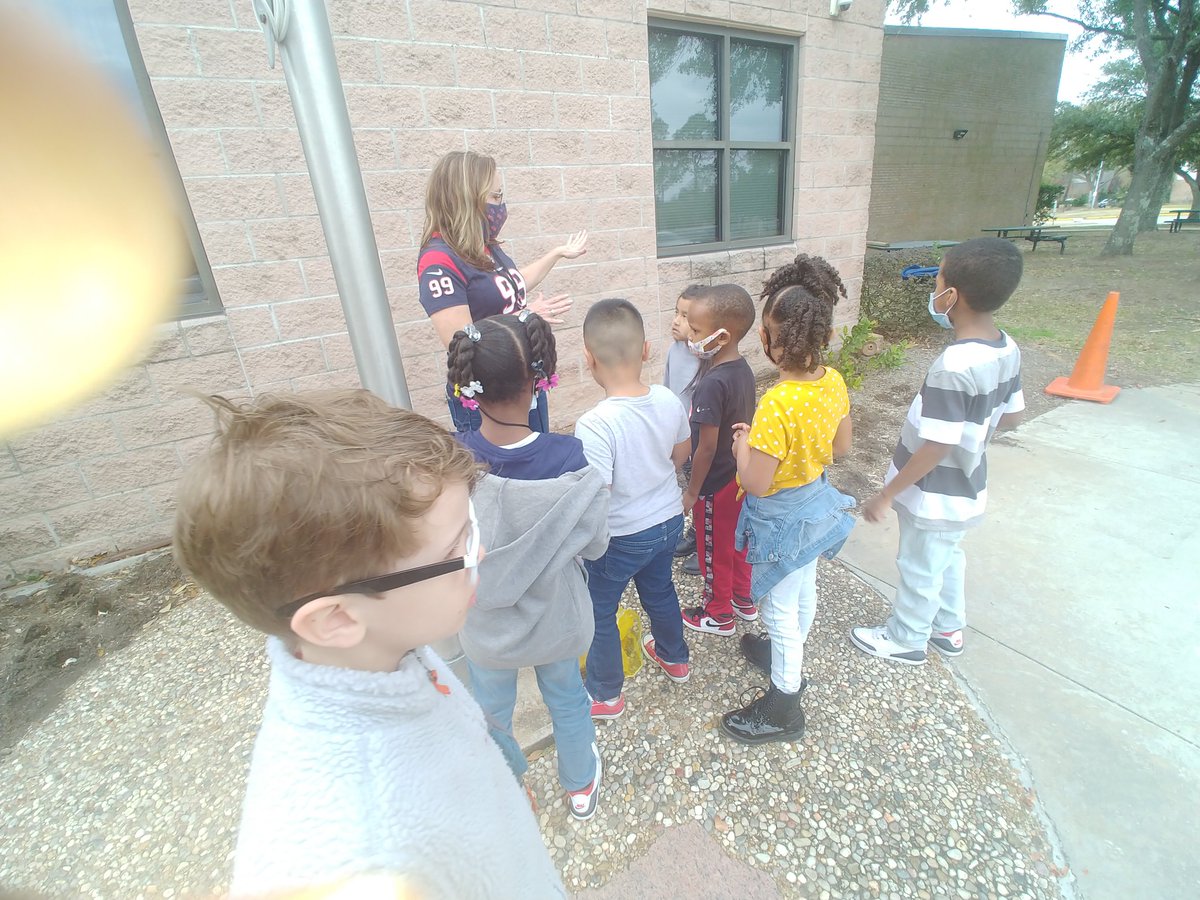 literacy_lounge's tweet photo. Thank you Ms. Chandler for helping us prepare for spring.#tuliptime #kinderkhronicles #everychildeveryday @HumbleISD_OE https://t.co/eNMF16sZF7