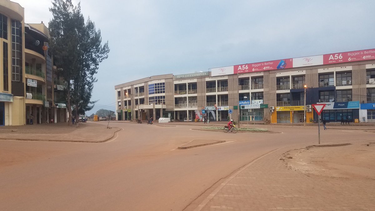 PrudenceKwizer1's tweet photo. Kuri uyu wa kabiri mu mujyi wa @HuyeDistrict ubwo haburaga iminota mike ngo 18h00 zigere.
#Covid19 nidushyira hamwe tuzayitsinda.
@A_sebutege @KayitesiAlice4 @ashyaka https://t.co/TvGAwIhZml