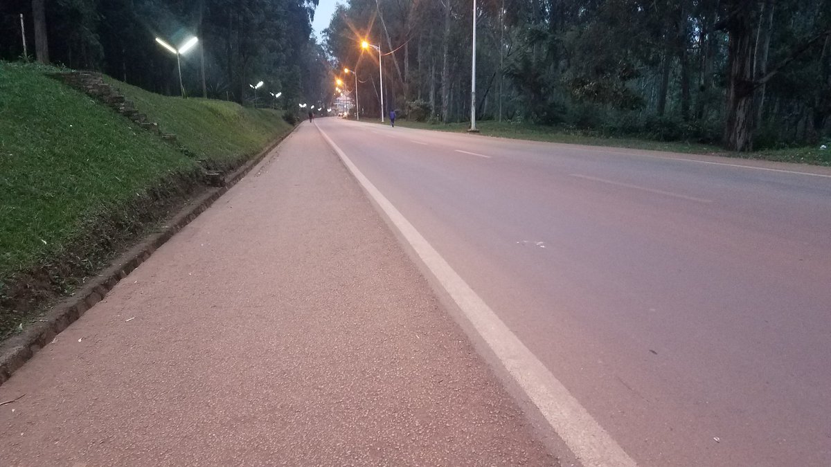 PrudenceKwizer1's tweet photo. Kuri uyu wa kabiri mu mujyi wa @HuyeDistrict ubwo haburaga iminota mike ngo 18h00 zigere.
#Covid19 nidushyira hamwe tuzayitsinda.
@A_sebutege @KayitesiAlice4 @ashyaka https://t.co/TvGAwIhZml