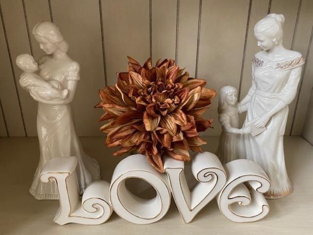 TaylorMgt's tweet photo. It's a new year and there are so many reasons to smile!!! 😁 Our residents submitted these photos of things that make them smile and we absolutely love them all! 🥰

#TaylorManagement #TMCFrontPorchProject #FPP #NewYear #ReasonsToSmile #Smile https://t.co/cRb9yKjnbJ