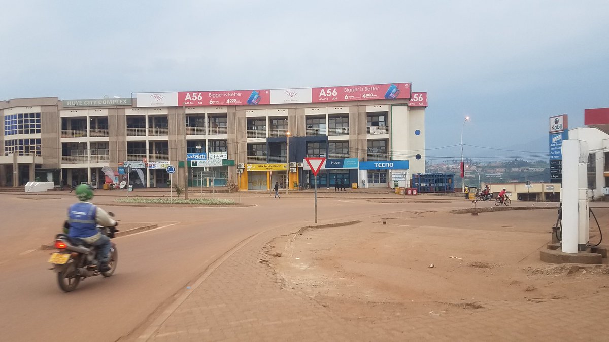PrudenceKwizer1's tweet photo. Kuri uyu wa kabiri mu mujyi wa @HuyeDistrict ubwo haburaga iminota mike ngo 18h00 zigere.
#Covid19 nidushyira hamwe tuzayitsinda.
@A_sebutege @KayitesiAlice4 @ashyaka https://t.co/TvGAwIhZml