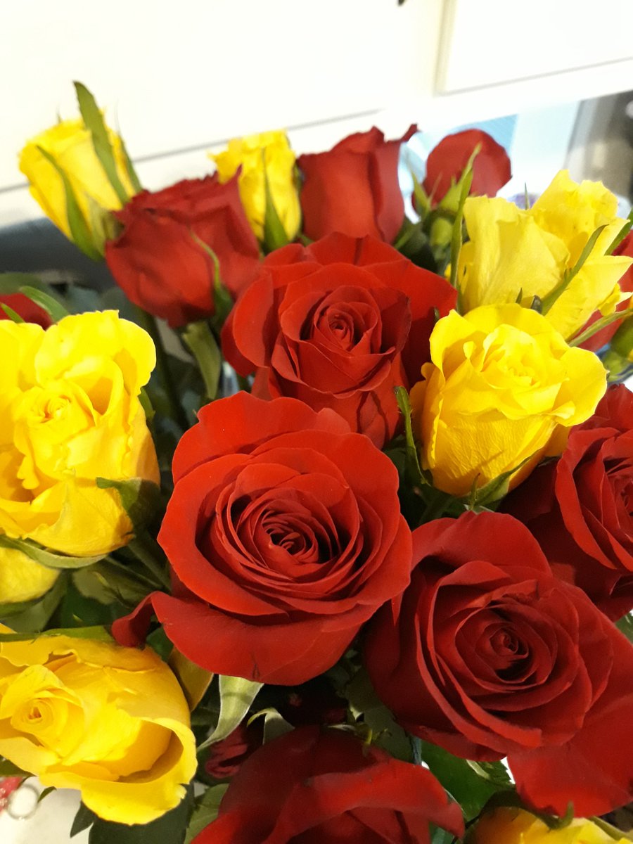 K_Q_BZ's tweet photo. When you have the best husband always giving me roses for no special occasion 🥰❤💋 
Find a man that will love the fuck outta you! Never once been treated wrong disrespected or cheated he don't play no lil boy games here. Always  💯 https://t.co/30CLQB2WeK