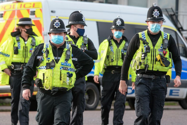 DailyMirror's tweet photo. Police, teachers and shop staff risking their lives should get fast-tracked jab  https://t.co/BdDZzTiEwj https://t.co/fQyZgY1XXd