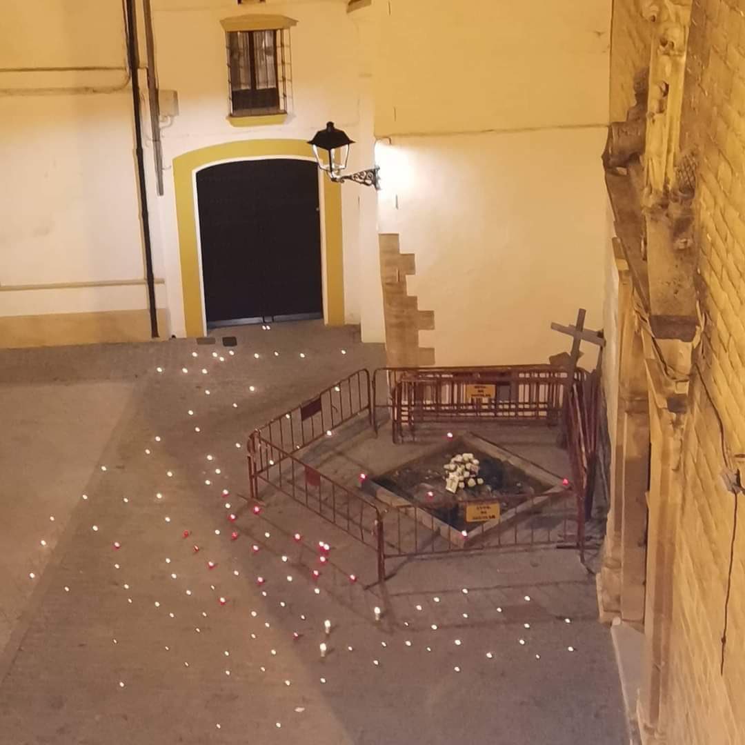 “No hay nadie que viva sin cruz y el que huya de una, encontrará otra mayor" 
-Santa Ángela de la Cruz❤️

Buenas noches🌙