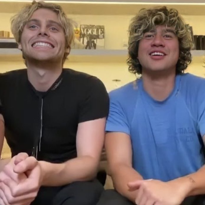 reddesert_5sos's tweet image. Shout out to the old me ❤❤
#HelloOldMe #StreamOldMe