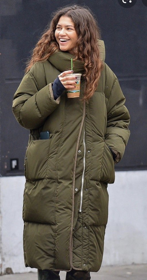 amy_chronicles's tweet photo. @Zendaya please please please tell me who this coat is by??? https://t.co/vToWaFzBdP
