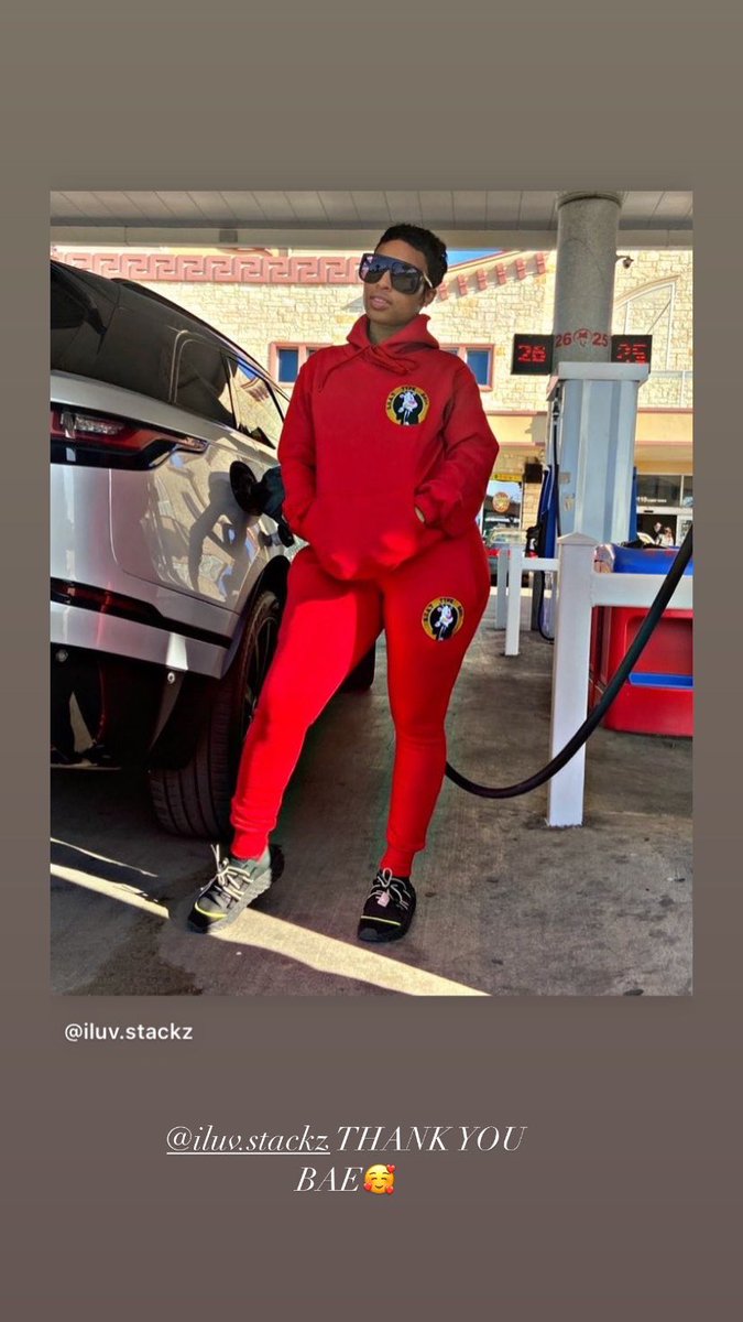 VanGoat3's tweet photo. Dem sweat 😓 suits ain’t no joke!!! They be showing all the curves!!! She killed this one can’t wait to see what she looking like in the summer gear!!! #stackz #thevangoat #brand #custom #protectthebrand #projectbaby #customshoes #red #goat #mylife #perfection https://t.co/UvqV7DtDtU