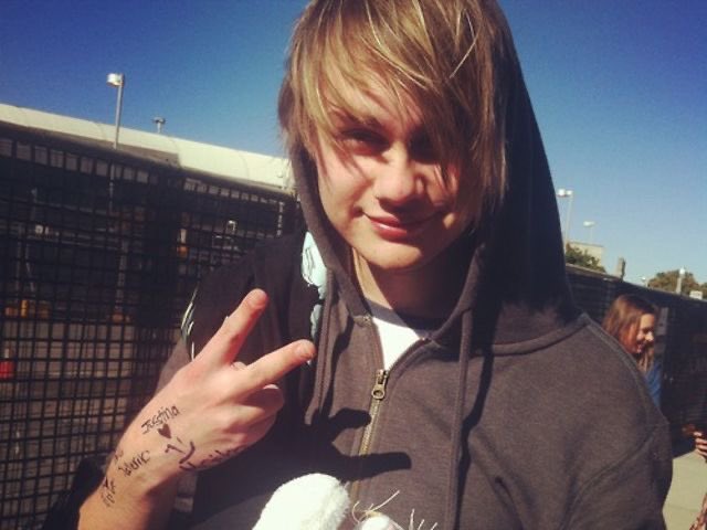 reddesert_5sos's tweet image. Shout out to the old me ❤❤
#HelloOldMe #StreamOldMe