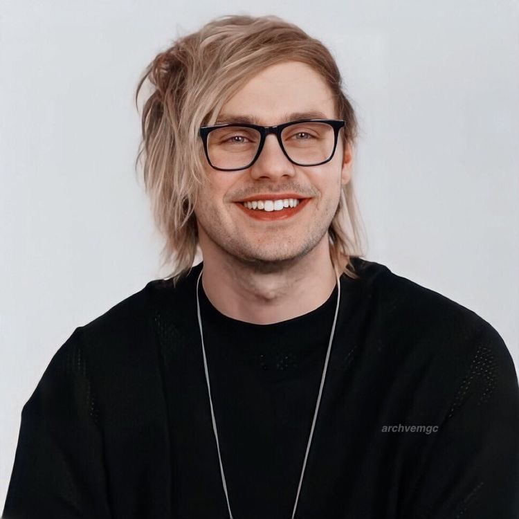 reddesert_5sos's tweet image. Shout out to the old me ❤❤
#HelloOldMe #StreamOldMe