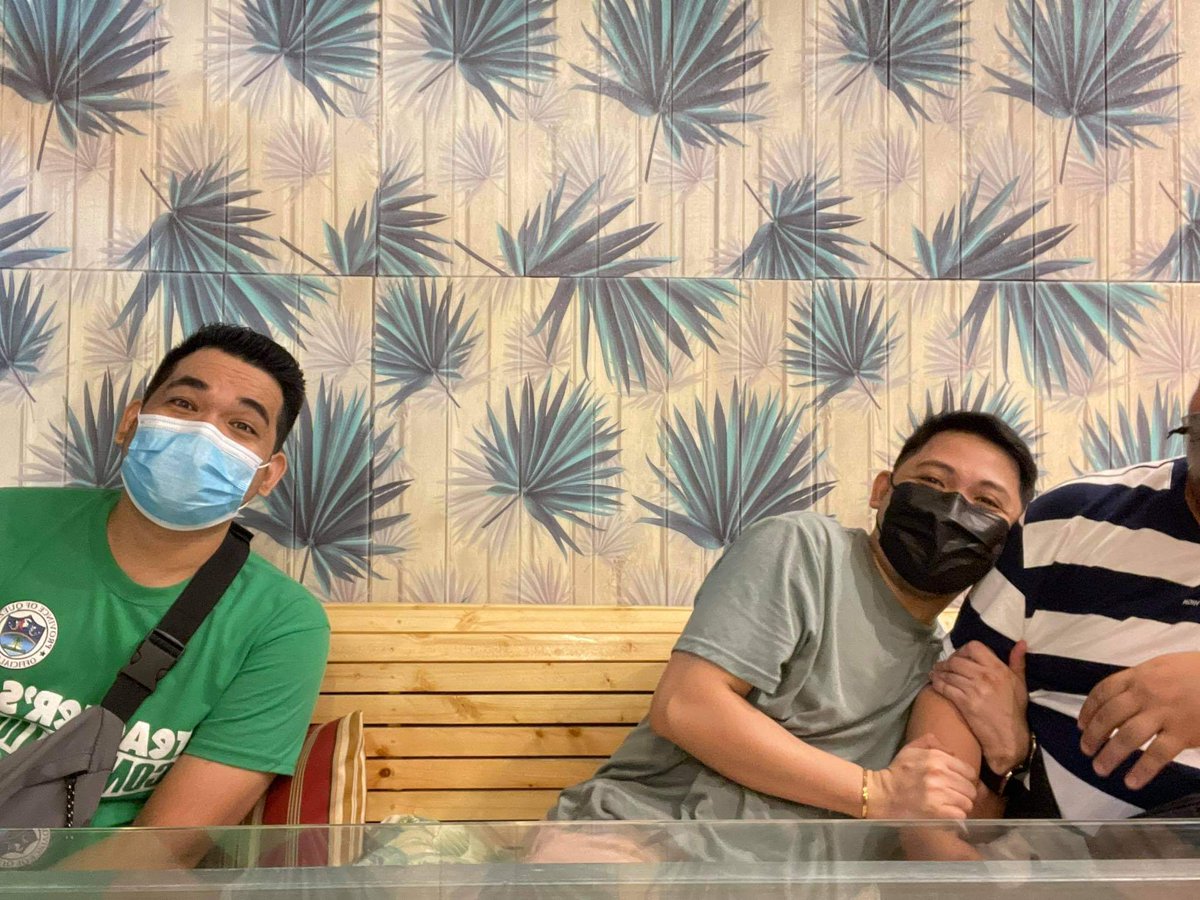 anda_ariel's tweet photo. Thank you sa dalawang mokong na ito nawala na ang practice social distancing.😂😂😂 Sir Ian Harvey Taburada  and parekoy Jeffrey Adrian Vargas natuloy din ang pagkikita kita. 💗💗💗

#RoadTrip
#MilkTea
#Pizza https://t.co/OK56LkQCkA
