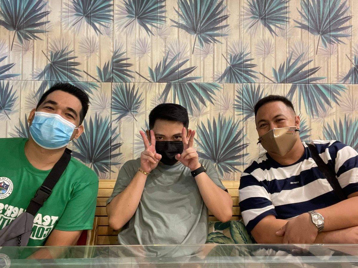 anda_ariel's tweet photo. Thank you sa dalawang mokong na ito nawala na ang practice social distancing.😂😂😂 Sir Ian Harvey Taburada  and parekoy Jeffrey Adrian Vargas natuloy din ang pagkikita kita. 💗💗💗

#RoadTrip
#MilkTea
#Pizza https://t.co/OK56LkQCkA