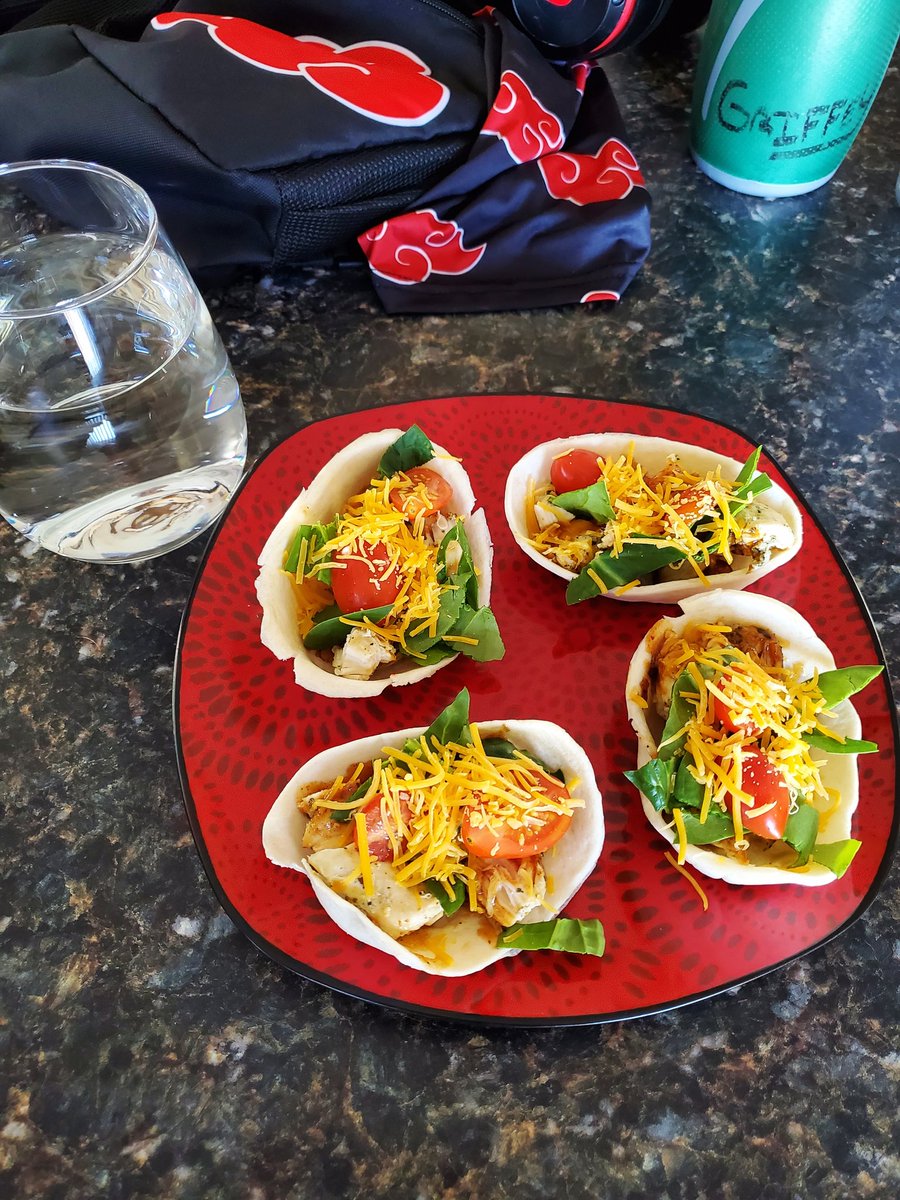 ThatJDGriffey's tweet photo. Grilled Chipotle BBQ Chicken Tortilla Bowls ๐๐ฝ #lunchtime #foodstagram #healthyeating #tuesdayvibes #HotHanded #ColdBlooded #PinGriffeyJr #BigFightGriffey #fitness https://t.co/OvpOp7HI8m