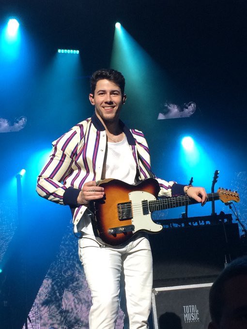 nick jonas being happy on stage a thread;