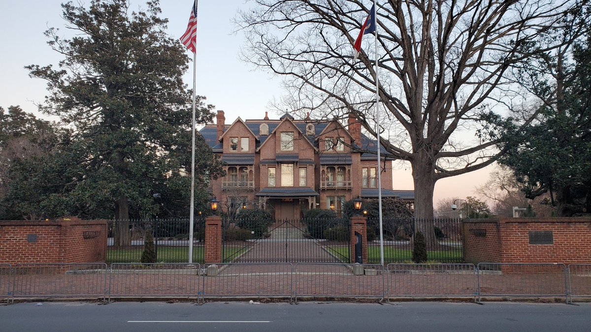 It's a little hard to tell, but the  @NC_Governor mansion is lit up to honor those who died from COVID-19