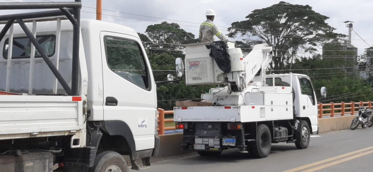 Continuamos trabajando para llevar la luz donde quiera que sea necesaria. Compartimos con ustedes imágenes de los trabajos de iluminación en el puente sobre el Río Yuna en Cotuí. Cumpliendo una promesa con los hombres y mujeres de nuestra comunidad. #EstamosCambiandoenlaUers