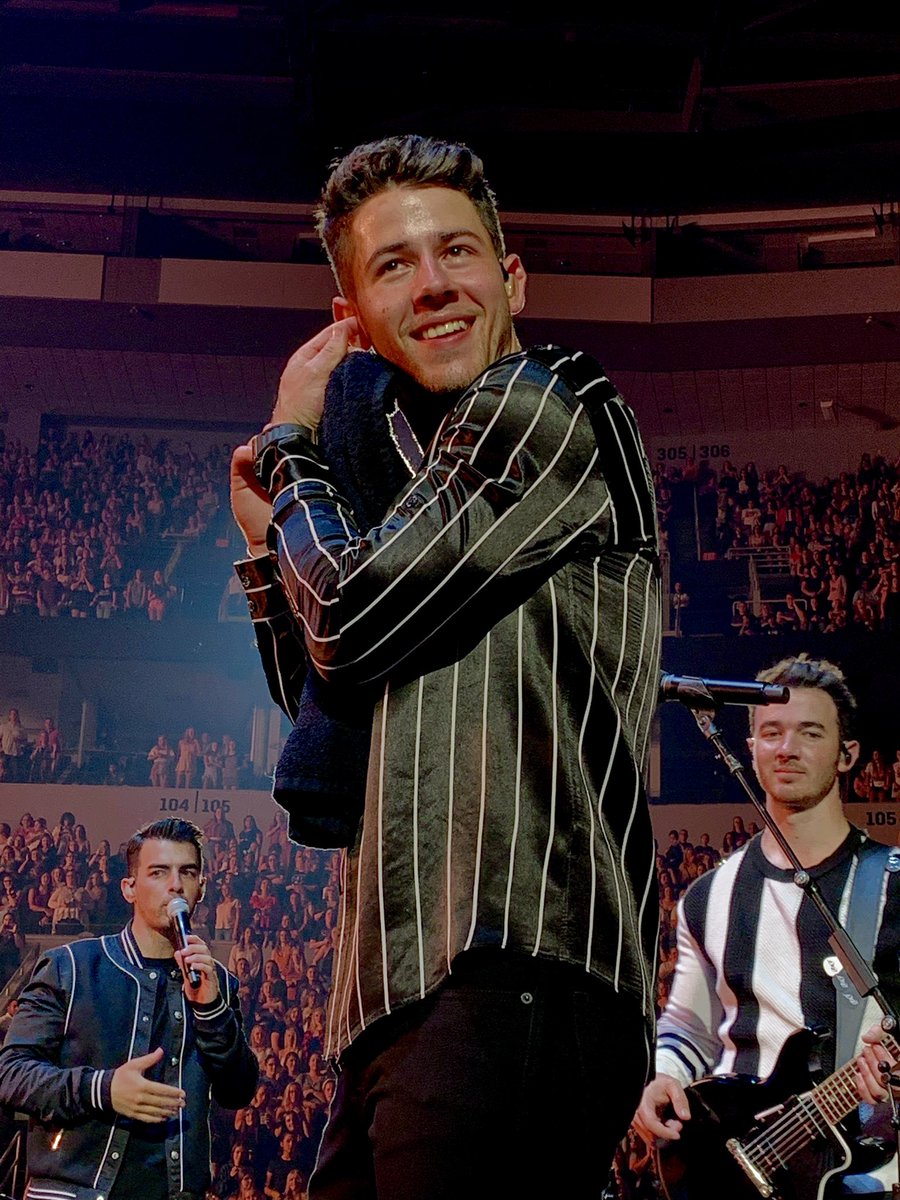 nick jonas being happy on stage a thread;