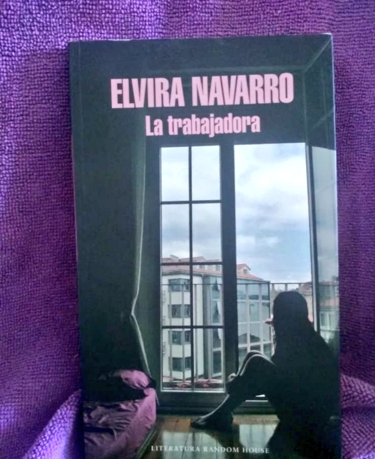 CirculoOaxaca's tweet photo. En el Círculo de lectura "Las mujeres por nosotras mismas" iniciamos las lecturas del #2021 con el texto 'La trabajadora' de @ElviraNavarro. 
El libro narra la situación de dos mujeres al límite en España. 
Pronto les contaremos algunas de nuestras impresiones 📚.
#Oaxaca #7Años https://t.co/JtWfg3lVW0
