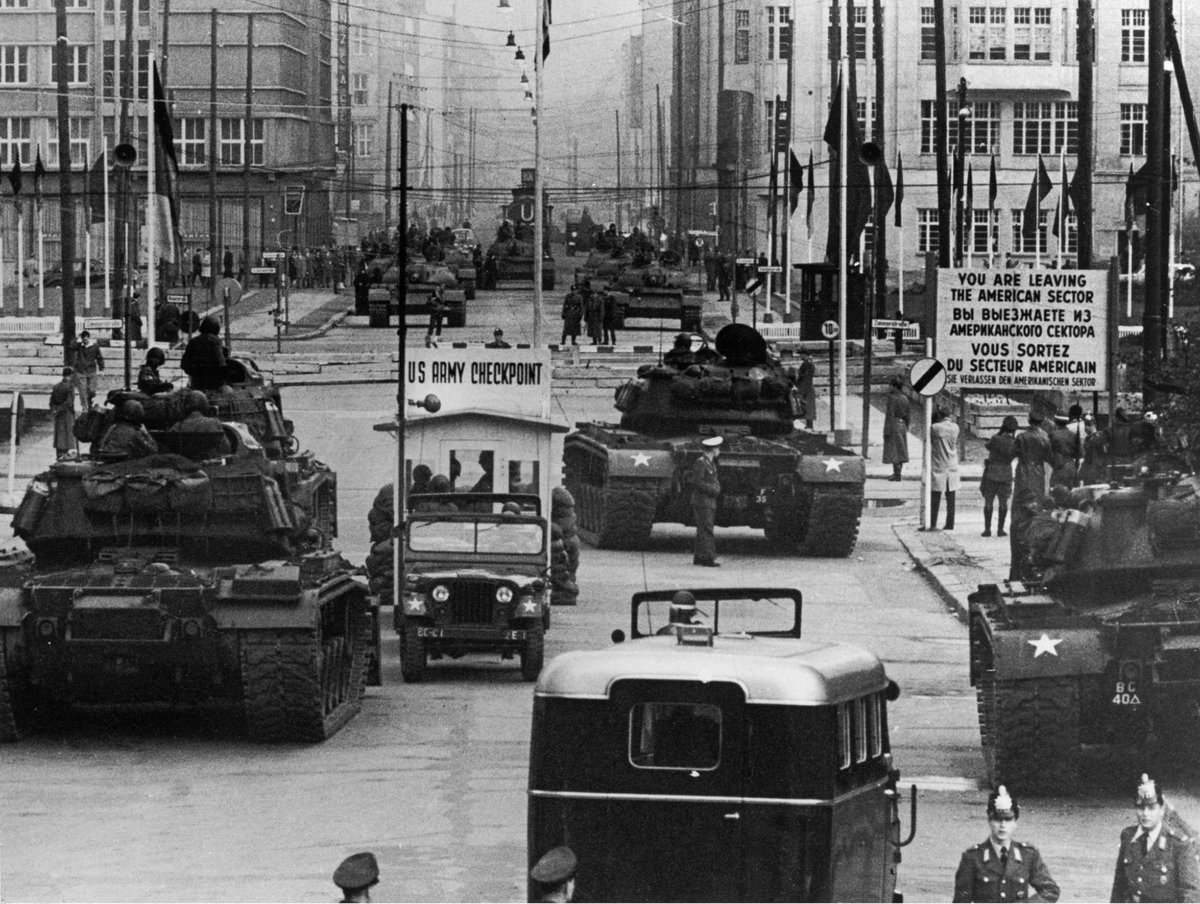 10/27/61, #CheckpointCharlie @USArmy tankers of B/40th Armor face-off against Soviet tanks during the Berlin crisis. The incident arose due to #DDR interference with U.S. vehicles in #EastBerlin.

@militaryhistori @PattonBattalion @ChapterUscaa