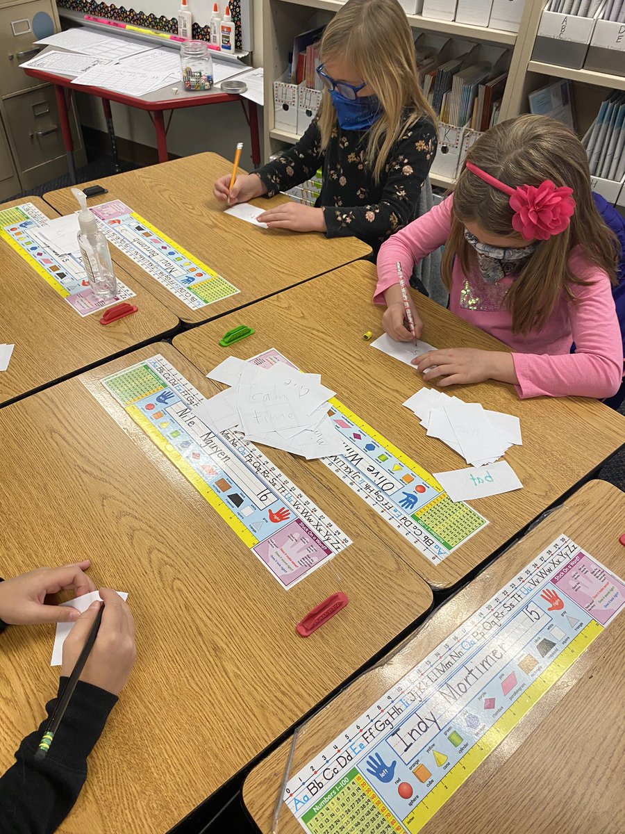 keesheri1's tweet photo. Jot Thots: Students had two minutes to write CVCe words. @Crestview2  #cvrelentless https://t.co/T5IH4TNErn