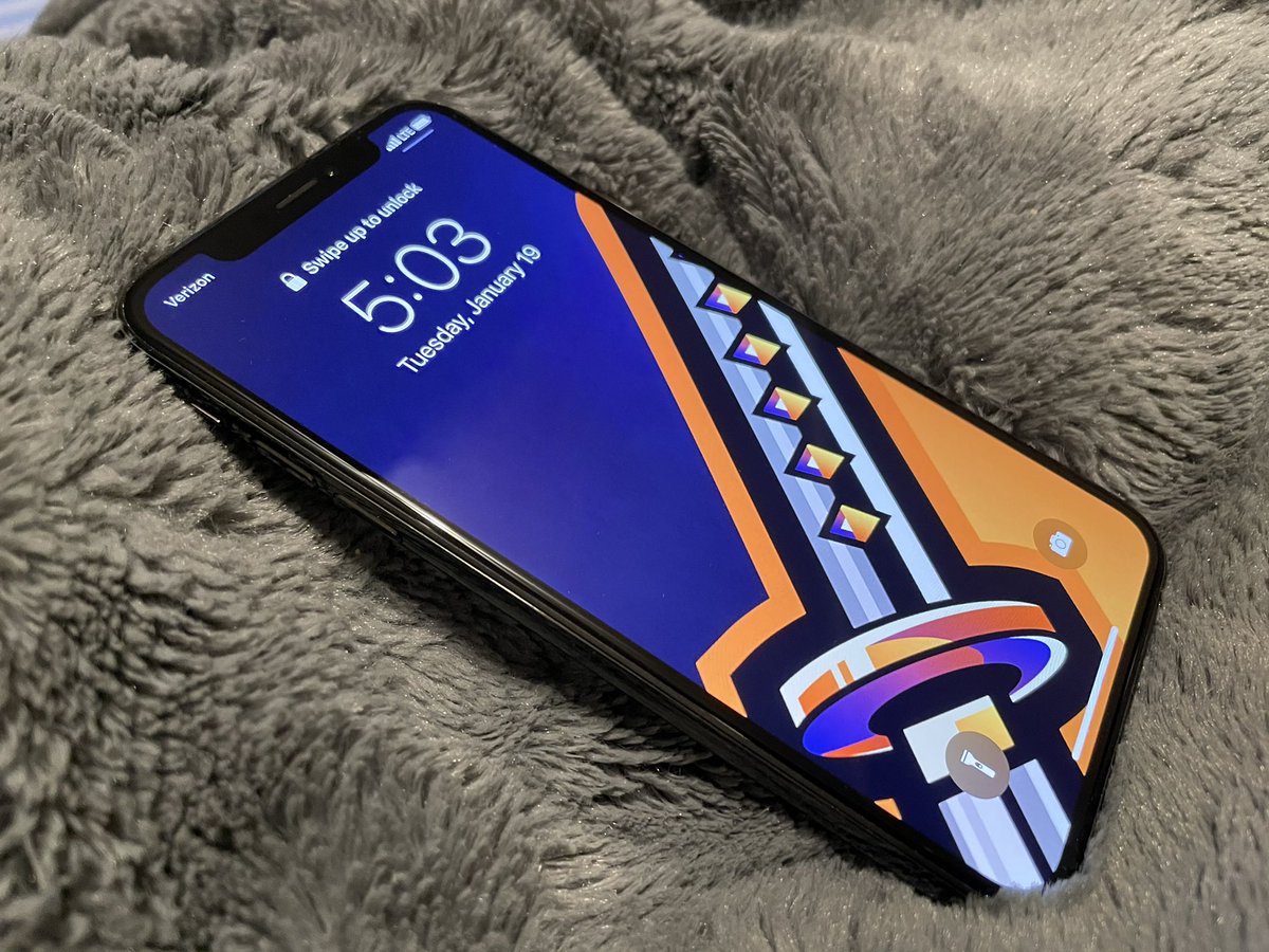 iPokeNinja's tweet photo. iPhone XS looking for a new home. Was gonna trade it in for credit but figured someone out there might need it more. Near perfect condition. 

Just RT &amp; follow. Will pick winner 1/31 

Will ship anywhere in US for free. Outside of US winner pays shipping 

GL 📱🎁 https://t.co/XVbCtaDkmO