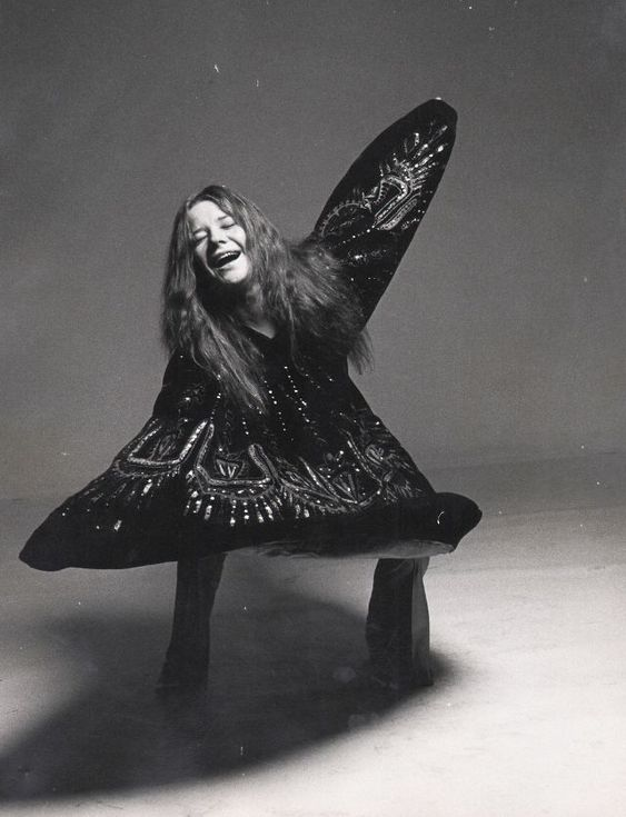 Deambulario's tweet photo. #Undíacomohoy, de 1943, nació la Bruja Cósmica del Rock, Janis Joplin. Considerada una de las cantantes más influyentes y un ícono del movimiento hippie. "En el escenario le hago el amor a 25 mil personas diferentes. Luego me voy sola a casa", decía. #VíaSonora https://t.co/jpnPFMoRSO