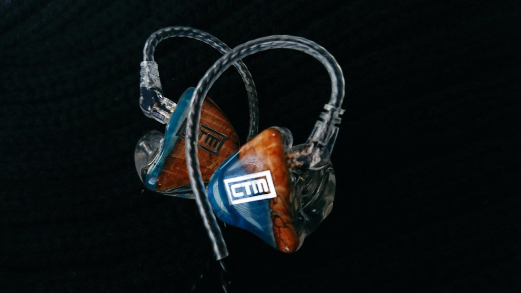 rozeo_sky's tweet photo. 1年ぶりに我が愛機 
CTM CT-500 Elite がリシェルから帰ってきました！

FPも新しく自分らしいのを

フィットも今のところ問題なし
でも1年は長すぎ...だけど
それすらどうでもいいぐらい カッコいい🎶

#ClearTuneMoniters 
#CTM https://t.co/qFsG5IWuO9