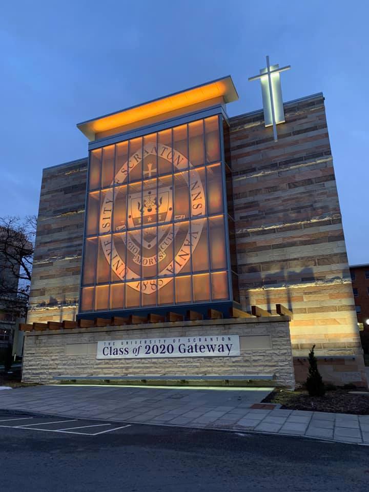 univofscranton's tweet photo. Tonight the University illuminated The Class of 2020 Gateway and the Estate in honor of those who lost their lives to COVID-19. #COVIDMemorial #universityofscranton https://t.co/HTEXrkaMJ8