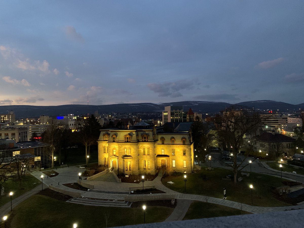 univofscranton's tweet photo. Tonight the University illuminated The Class of 2020 Gateway and the Estate in honor of those who lost their lives to COVID-19. #COVIDMemorial #universityofscranton https://t.co/HTEXrkaMJ8