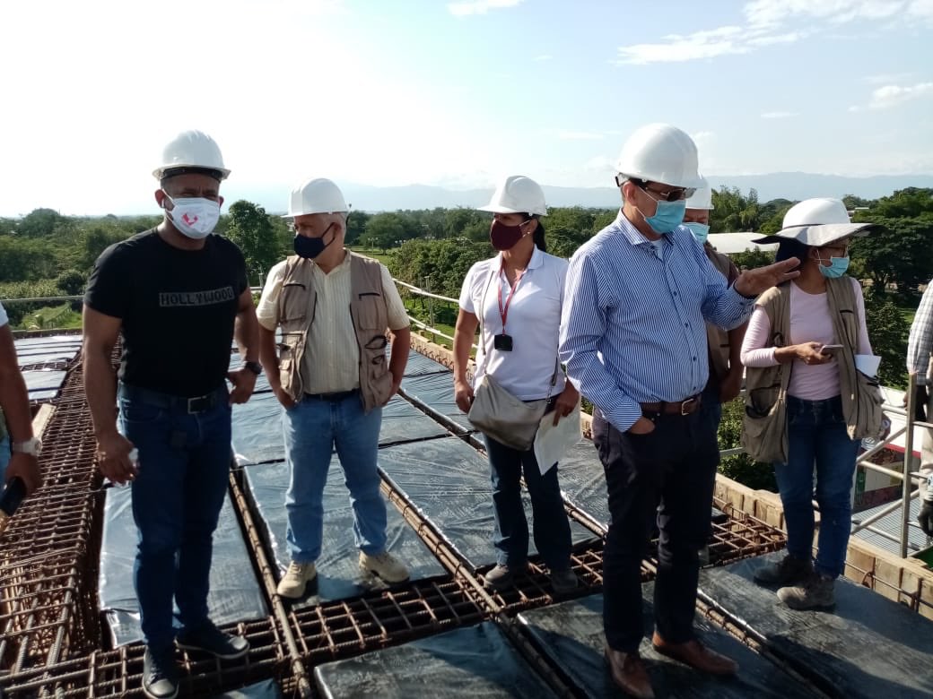 LuisAlfonsoEsc's tweet photo. Supervisamos con el Rector @UnivalleCol Edgar Varela avance físico del 48% de la obra del edificio de biblioteca y aulas de la Sede Carbonera de @UnivallePalmira. En el segundo semestres del 2021 tendremos operando el edificio para la comunidad universitaria. @SoyOscarEscobar https://t.co/XlzdUwfmb9