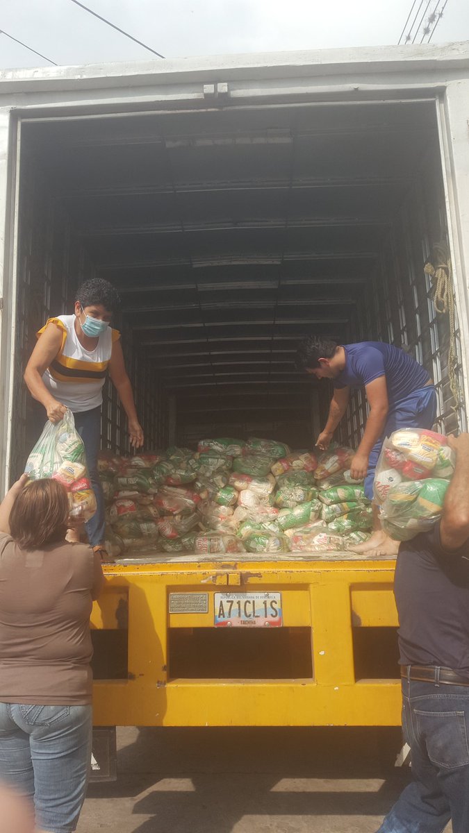 ClapUrdanetaII's tweet photo. Descarga en la comunidad Rafael Urdaneta Municipio #Ayacucho CLAP RAFAEL URDANETA 2 beneficiando a 423 familias con la bolsa de alimentación CLAP
@FreddyBernal @LealTelleria
@BermudezJoseA @tachira_gmas
@RoaFranklinR @PSUV_Ayacucho @roberadonay #SoyComunicadorClap https://t.co/i86EJa2dJP