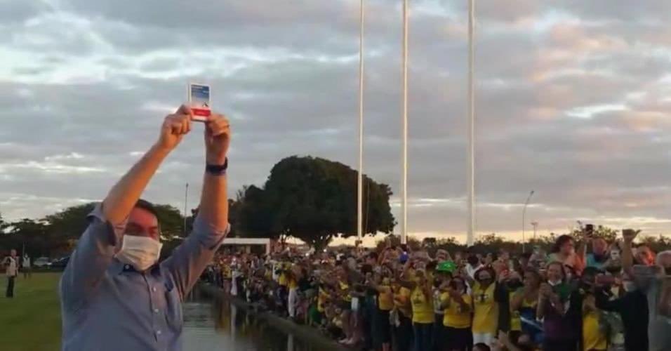 doidomgPT13's tweet photo. Será porque o presidente #Jairbolsonaro está tirando as suas fotos com a #Cloroquina ? Como diz um amigo meu: #OsPrints ele não consegue apagar não! https://t.co/mIXhsWOyKH