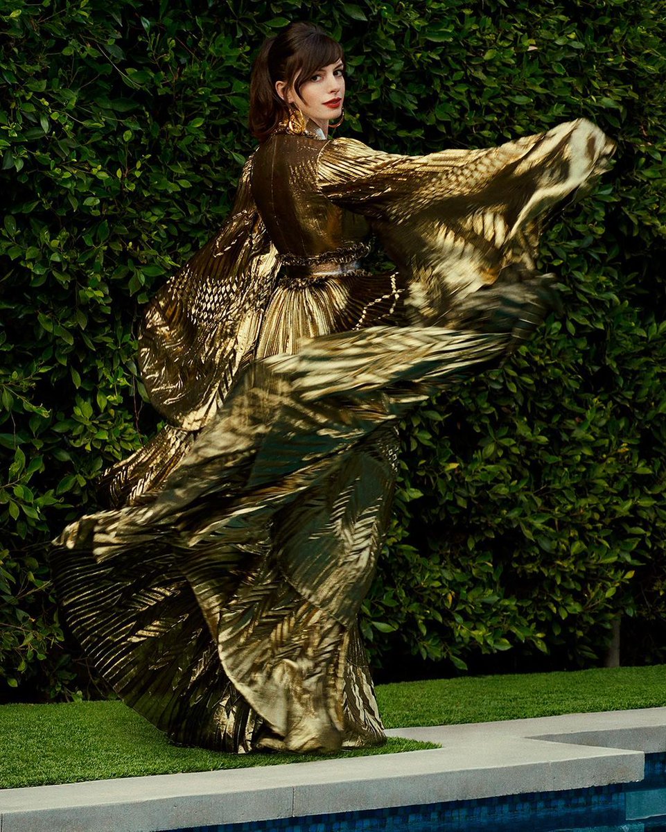 Cinemex's tweet photo. Anne Hathaway tenía listos sus vestidos para algunas alfombras rojas, y no se quedó con la ganas de usarlos y nos regala esta galería 😍😍😍
¿Cuál vestido les gustó más? https://t.co/g9fAp2BpUh