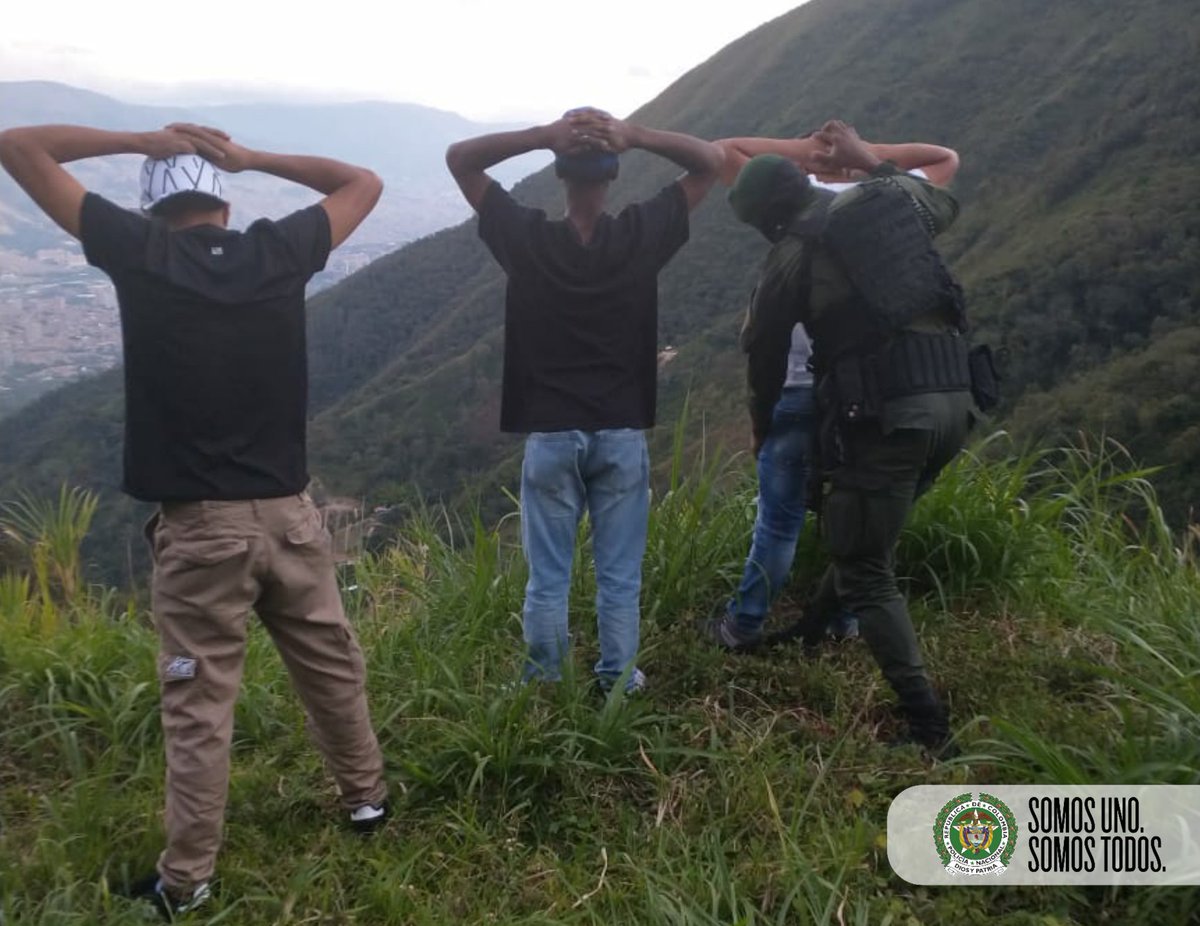 PoliciaMedellin's tweet photo. Nuestros comandos del Grupo de Operaciones Especiales #GOES de manera permanente adelantan controles en zonas periféricas del área metropolitana, contribuyendo a la seguridad y tranquilidad de sus habitantes. #SomosUnoSomosTodos #ConstruyendoSeguridad https://t.co/55iKwcl3rd