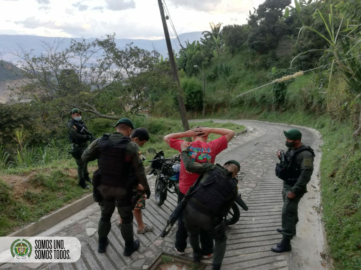 PoliciaMedellin's tweet photo. Nuestros comandos del Grupo de Operaciones Especiales #GOES de manera permanente adelantan controles en zonas periféricas del área metropolitana, contribuyendo a la seguridad y tranquilidad de sus habitantes. #SomosUnoSomosTodos #ConstruyendoSeguridad https://t.co/55iKwcl3rd