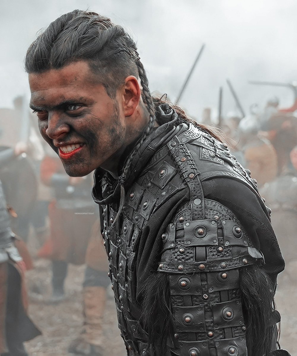 RagnarTLothbrok's tweet image. Su caída fue el último bastión. Cargó con el peso de la serie junto a Bjorn tras la muerte de Ragnar. Fue el último en ver a su papá vivo y pasó del odio sin sentido a la ambición desmedida. En su última faceta mostró humanidad. Hoy le toca a él. Ivar the Boneless. Opiniones?