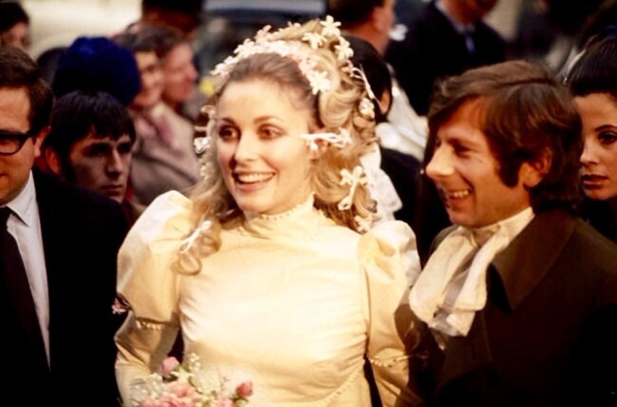 StarforSharon's tweet photo. Sharon Tate and Roman Polanski, photographed on their Wedding day in London — January 20th, 1968. https://t.co/fBlkp0rm6N