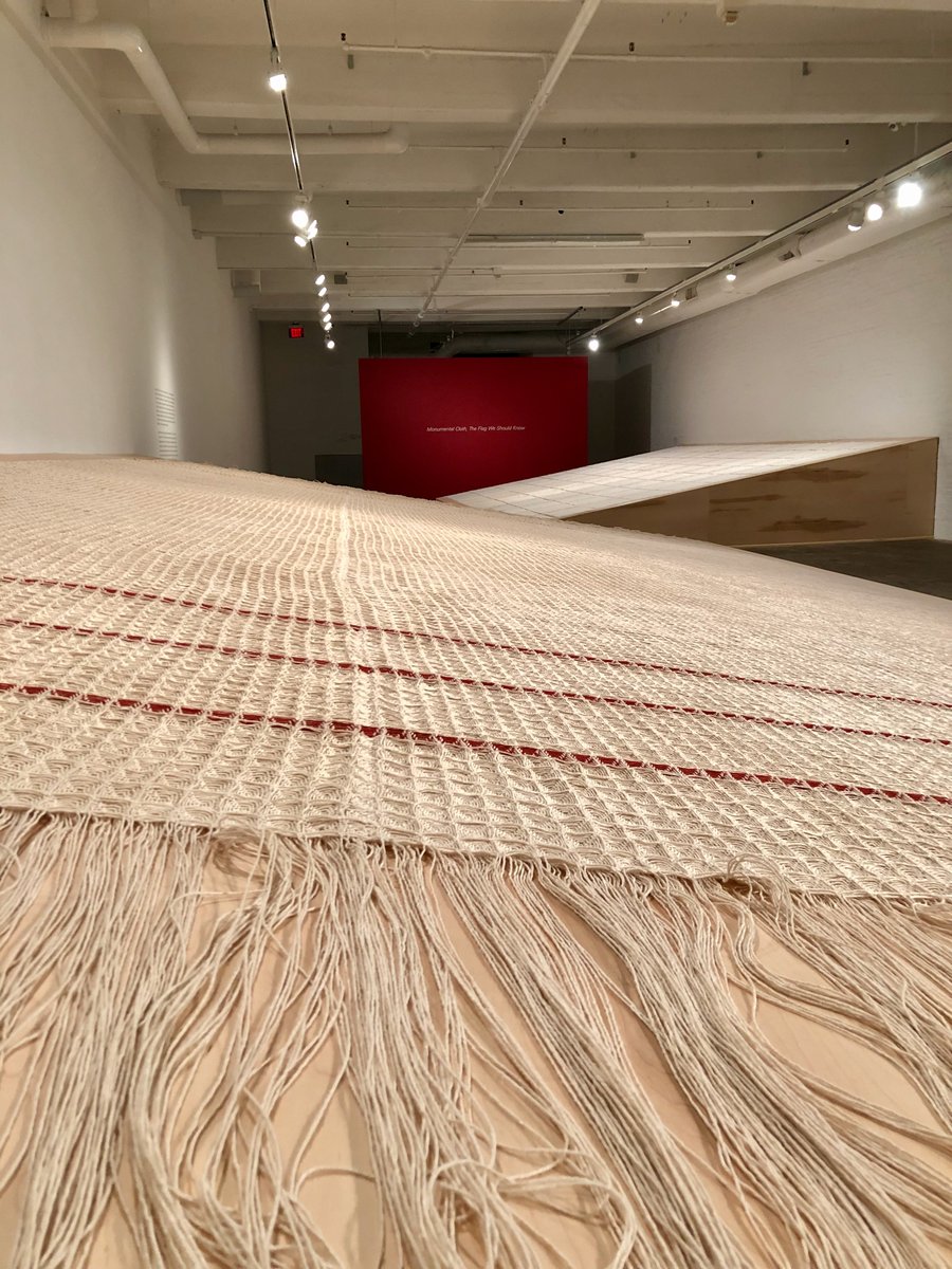 When I taught an Art & Material Culture of the American Civil War @ 150 class, we discussed the dishtowel used as a surrender flag at Appomattox, what's now called the Flag of Truce. In 2019, Clark's exhibition at  @fabricworkshop transformed that flag to monumental scale... 3/