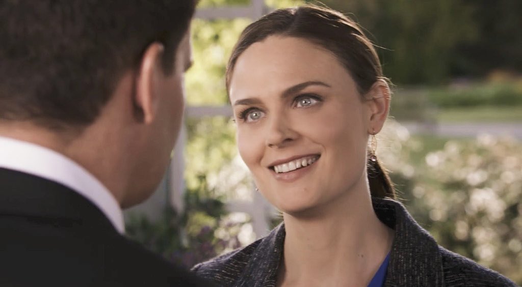 [booth & brennan smiling at each other] a very necessary thread