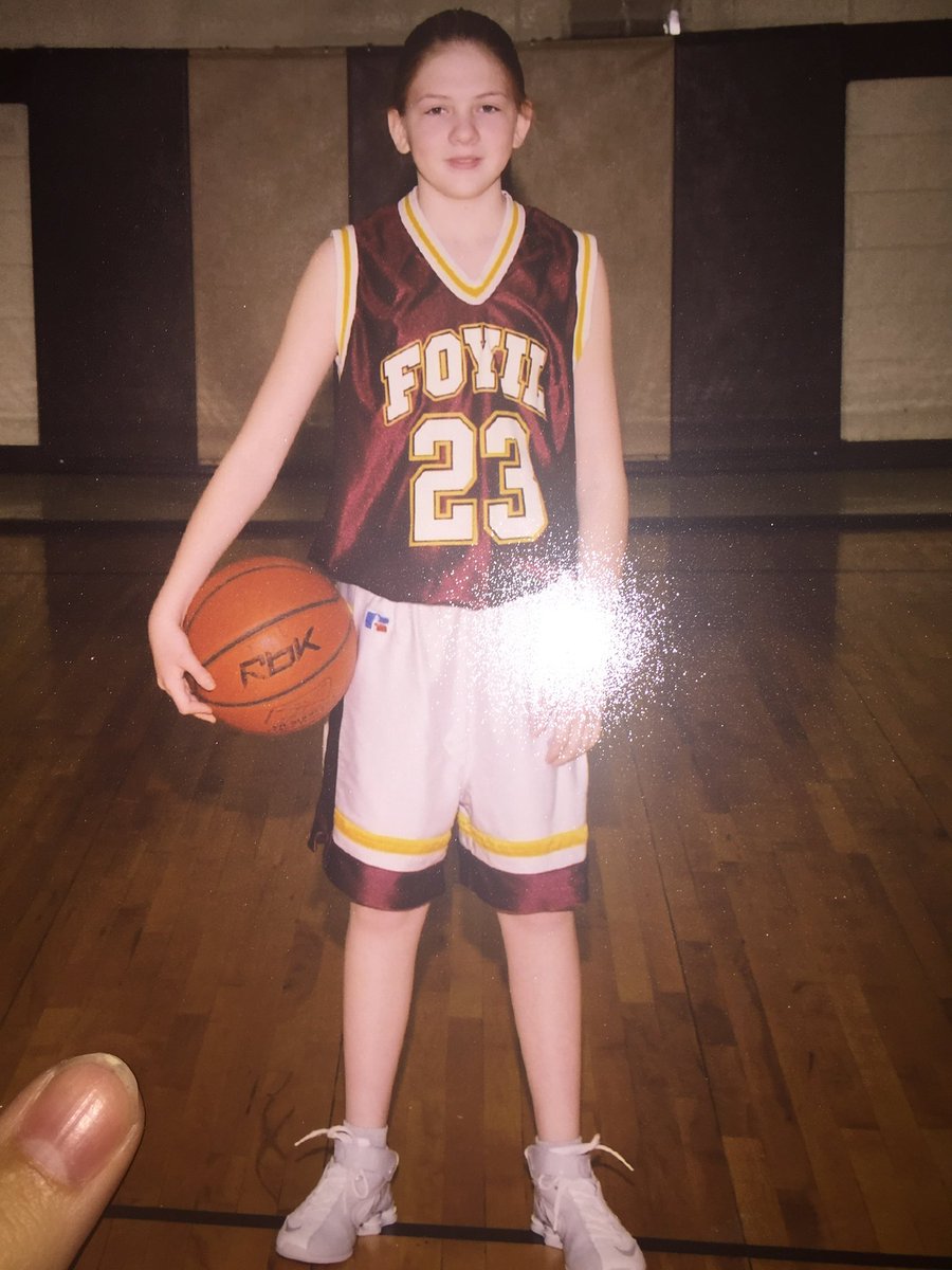 Maddiwebb1's tweet photo. My sister’s 7th grade basketball picture vs mine... 
What happened to embarrassing junior high pics?? https://t.co/ydPoDDgr44