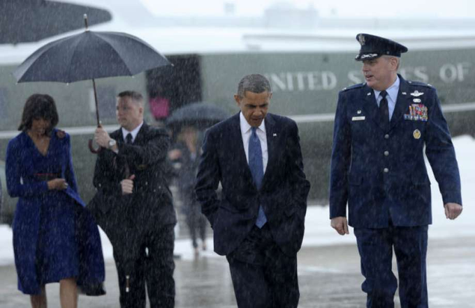 tomiahonen's tweet photo. BEST PRESIDENT

The Rain Test

Obama was never afraid of the rain. Not even that viciously frightful drizzle that so scared Trump in Paris

But perhaps the most telling thing? Obama knows what to do if there is only one umbrella

#ByeByeTrump https://t.co/D2A2W9O2oX