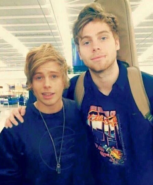 MelihaXO5SOS's tweet image. Shout out to the Old Me
And everything he showed me 
Glad you didn't listen when the world was trying to slow me
#HelloOldMe #5sosOldMe