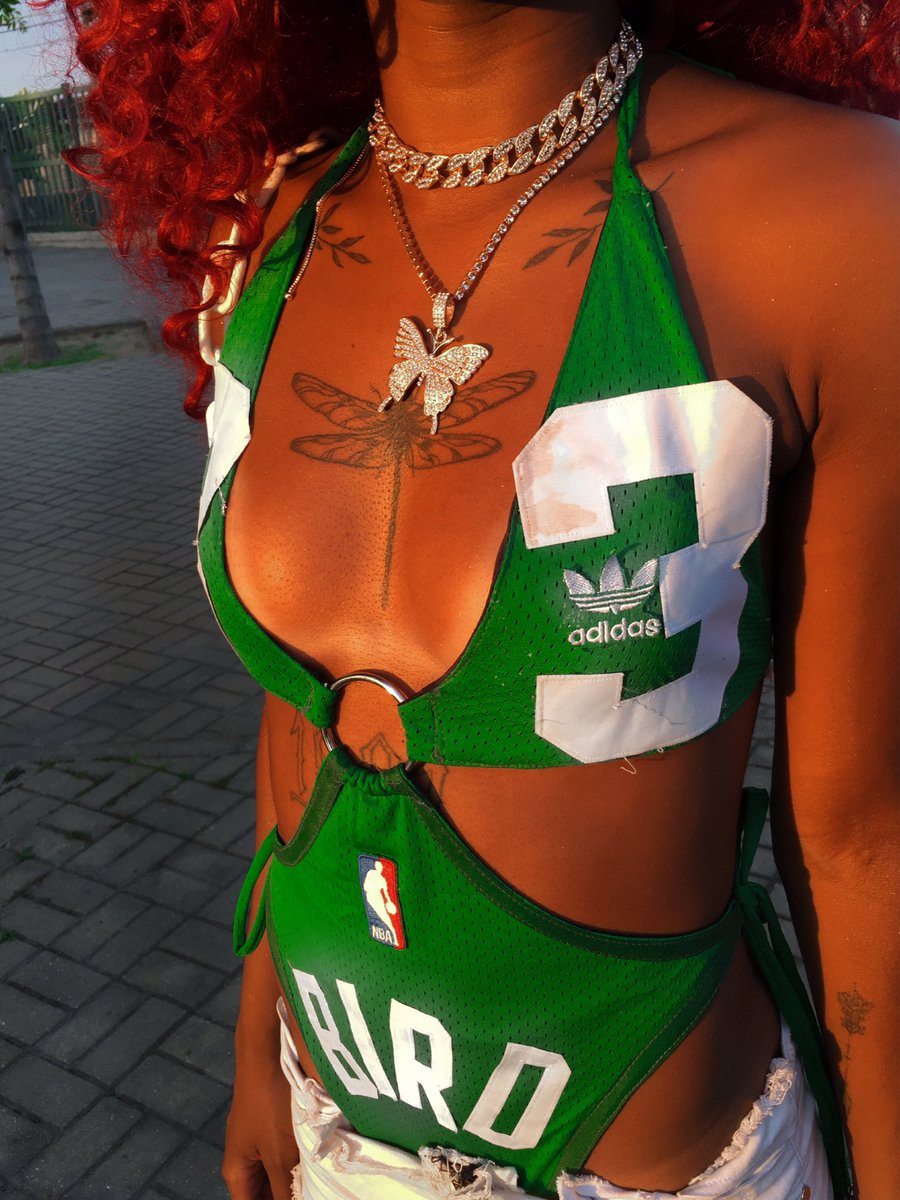 uabacaxii's tweet photo. Me desafiaram a fazer um body com blusa de basquete.. de brinde fiz uma bolsa 🔥 https://t.co/mp4nSeElFh