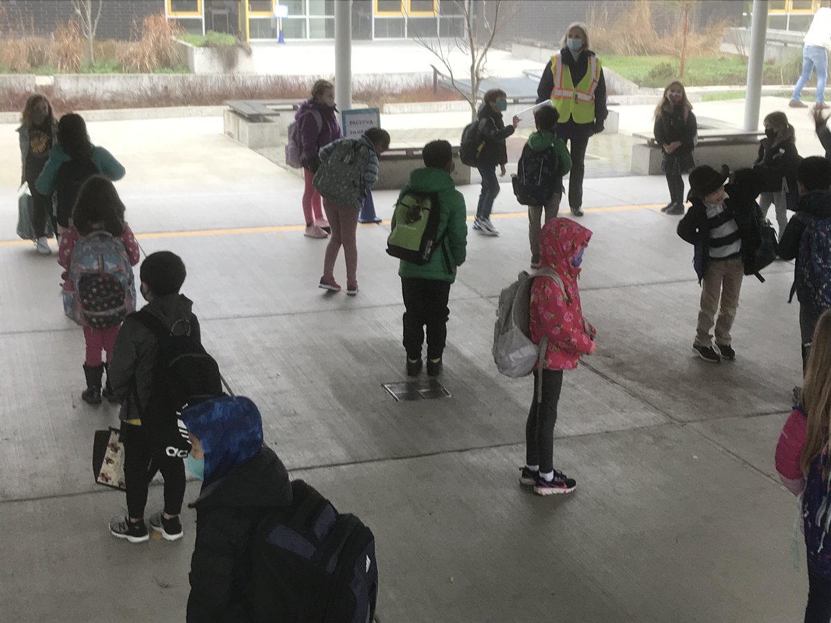 northwood_owls's tweet photo. We were so excited to say "hello!" to our first graders on their first day back! Way to go Owls! #studentsarethepriority https://t.co/X5GbU5MoJQ