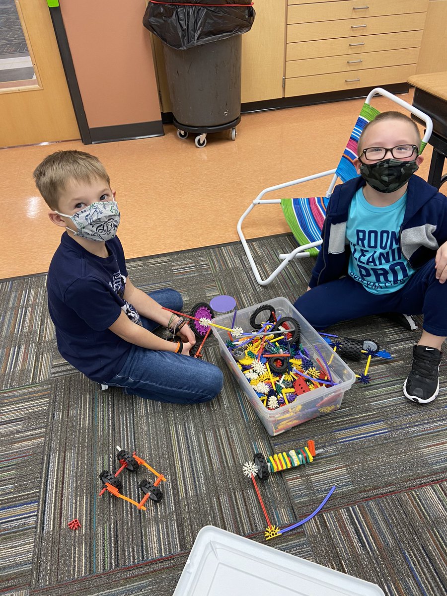 MrsStich2ndSGR's tweet photo. Inside recess was really fun! #coloring #buildingcoolstuff @sgrspuds https://t.co/UkO8csdssm