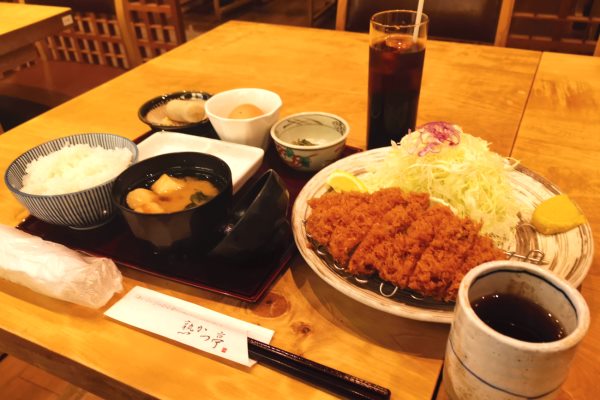 Gourmet True 公式 やまと豚を熟成庫で熟成させてから提供するとんかつ激戦地の名店 熟かつ亭 ランチタイムにはお得なランチメニューが展開され お店自慢の生卵を卵かけごはんで楽しむこともできます グルメトゥルー ゼウス