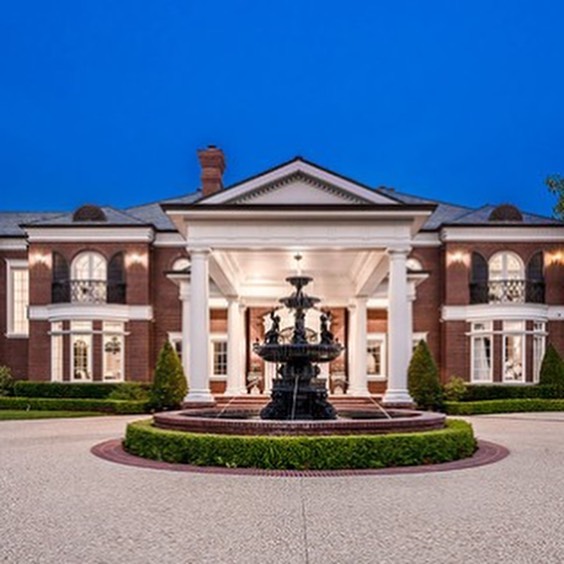 Sportsnet's tweet photo. Wayne Gretzky is selling his California mansion for $22.9 million. 😳💰 

📸: Jeremy Blair, Carsten Schweitzer/The Luxury Level https://t.co/EAor4XUlgw