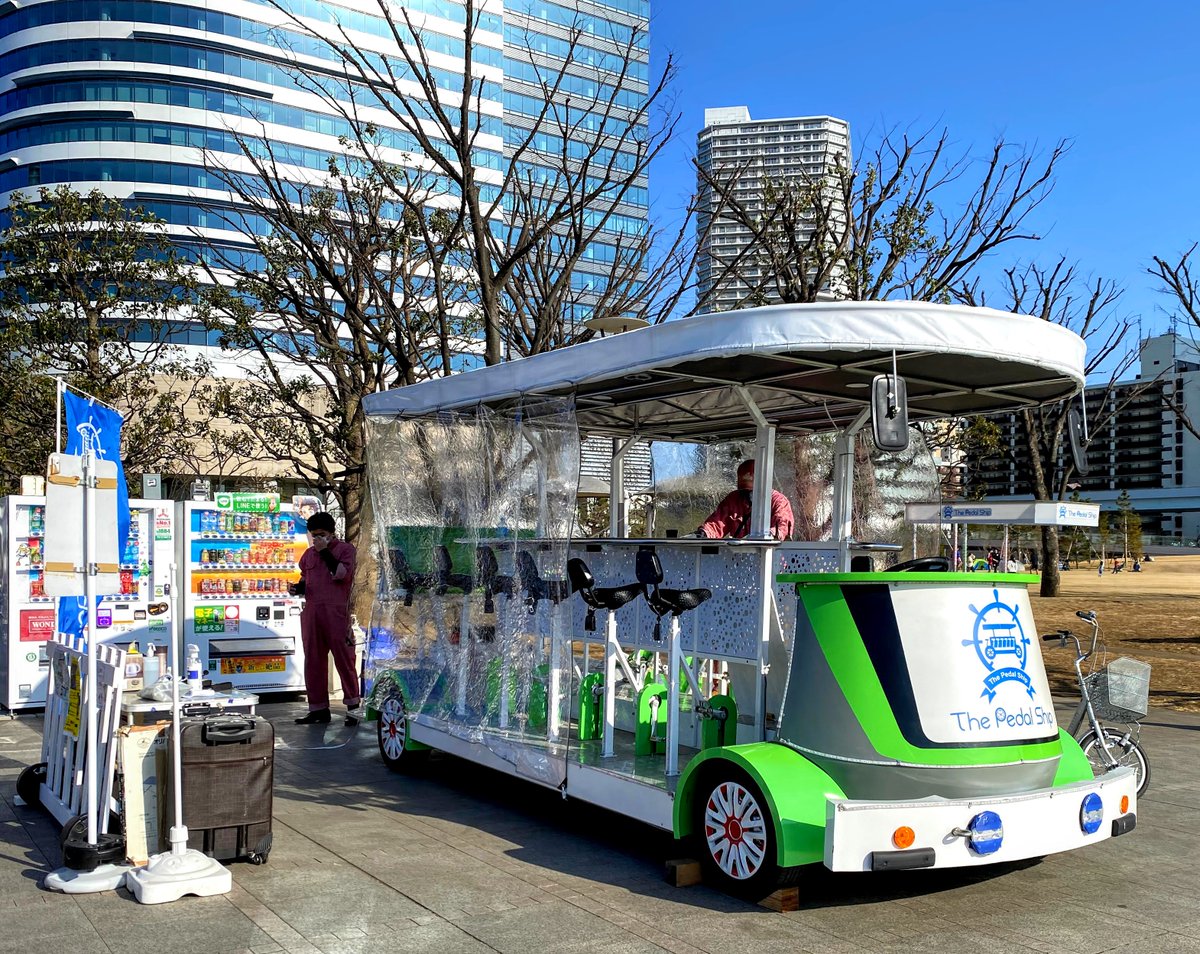 ハッチャン ランニングアドバイザー On Twitter 豊洲公園で見かけた変わった乗り物 最初は移動バー カウンターかと思いましたが なんと4輪自転車との事 椅子が左右6つ並んでおり皆で椅子下のペダルを漕いで移動するアトラクションらしい 仲間で騒ぎながら乗ると