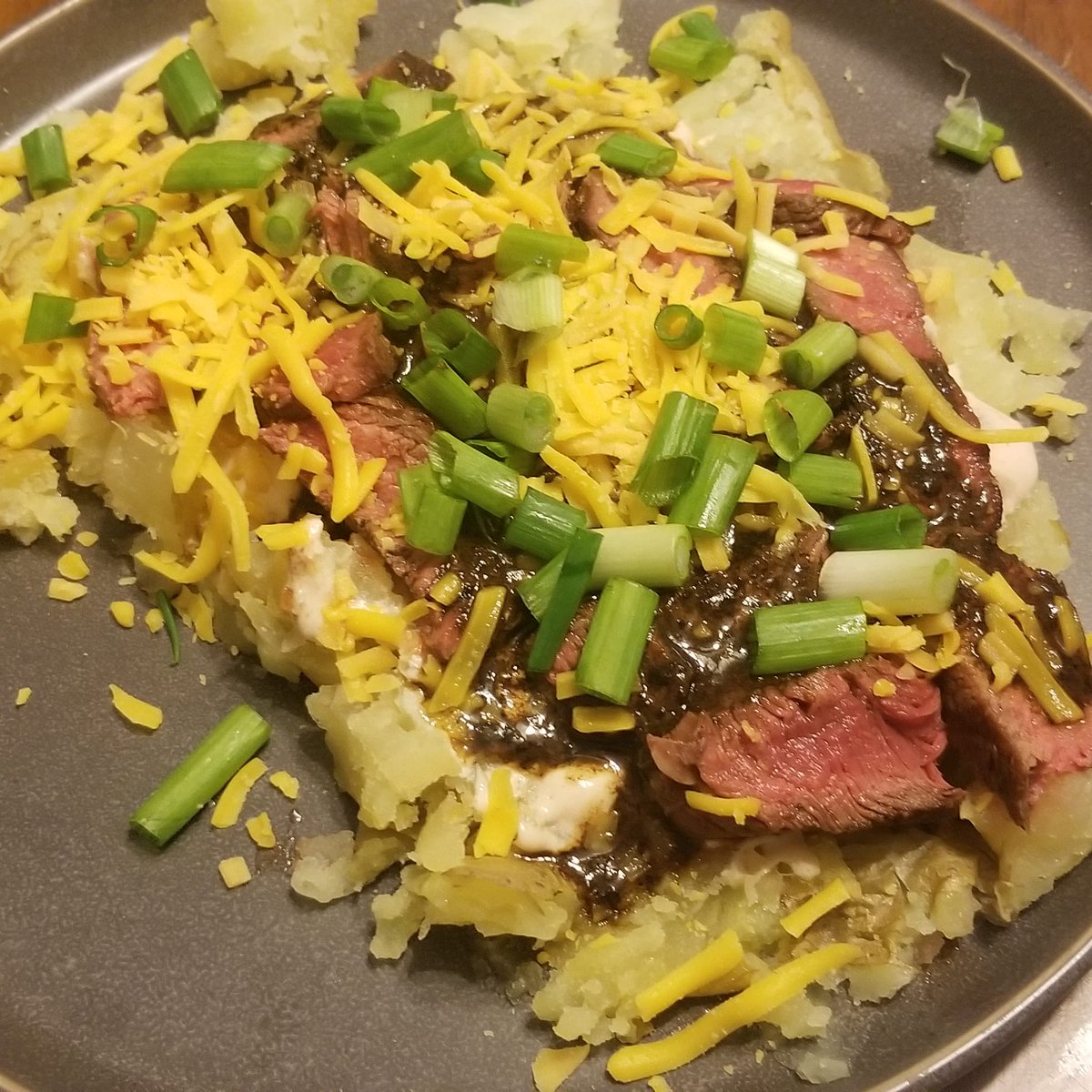DoxRyan's tweet photo. Loaded smash potato: Baked Yukon gold potato, steak sauce creama, pan seared top sirloin (rare/med rare), pepper steak demi-glaus, sharp aged cheddar, and fresh green onions.
#cheflifeπͺ #dinnerisserved #dadcancook #foodporn https://t.co/pSK9e8fVKV